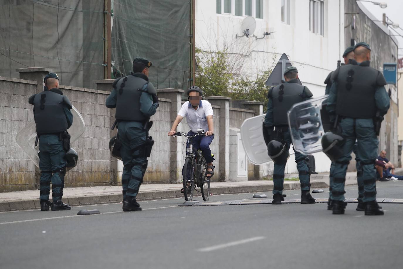 Fuerzas policiales controlan los accesos a las fábricas y los piquetes se concentran en las entradas, en un día sin incidentes y con mucha vigilancia.