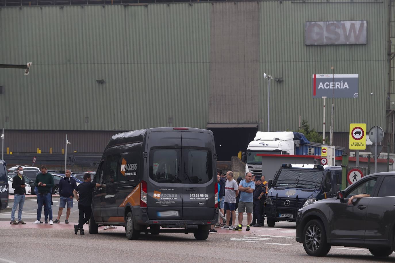 Fuerzas policiales controlan los accesos a las fábricas y los piquetes se concentran en las entradas, en un día sin incidentes y con mucha vigilancia.