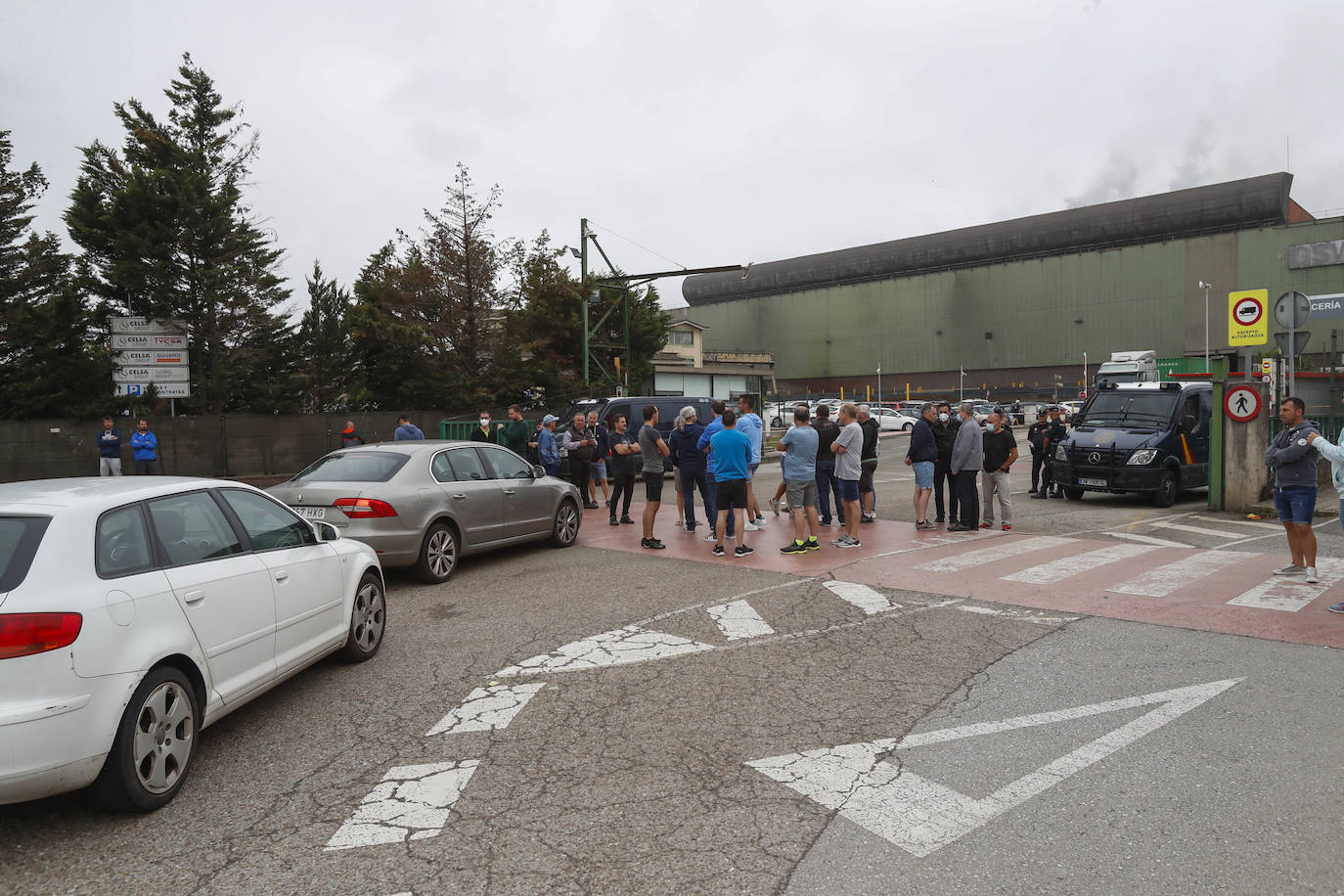 Fuerzas policiales controlan los accesos a las fábricas y los piquetes se concentran en las entradas, en un día sin incidentes y con mucha vigilancia.