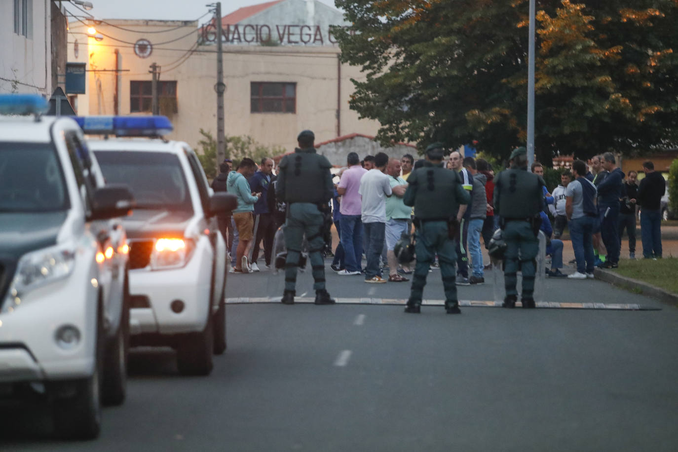 Fuerzas policiales controlan los accesos a las fábricas y los piquetes se concentran en las entradas, en un día sin incidentes y con mucha vigilancia.