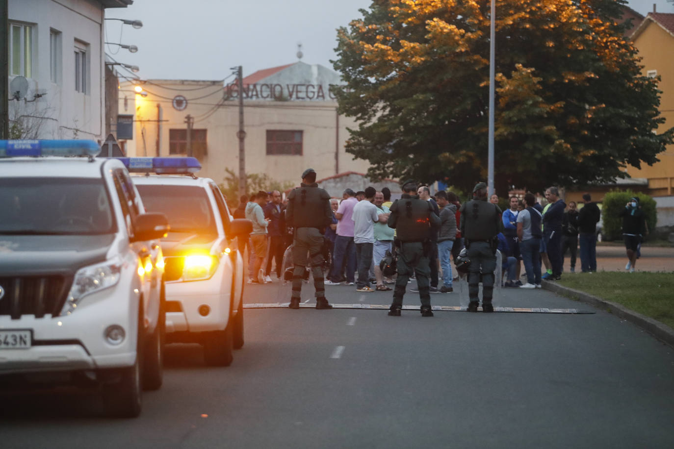 Fuerzas policiales controlan los accesos a las fábricas y los piquetes se concentran en las entradas, en un día sin incidentes y con mucha vigilancia.