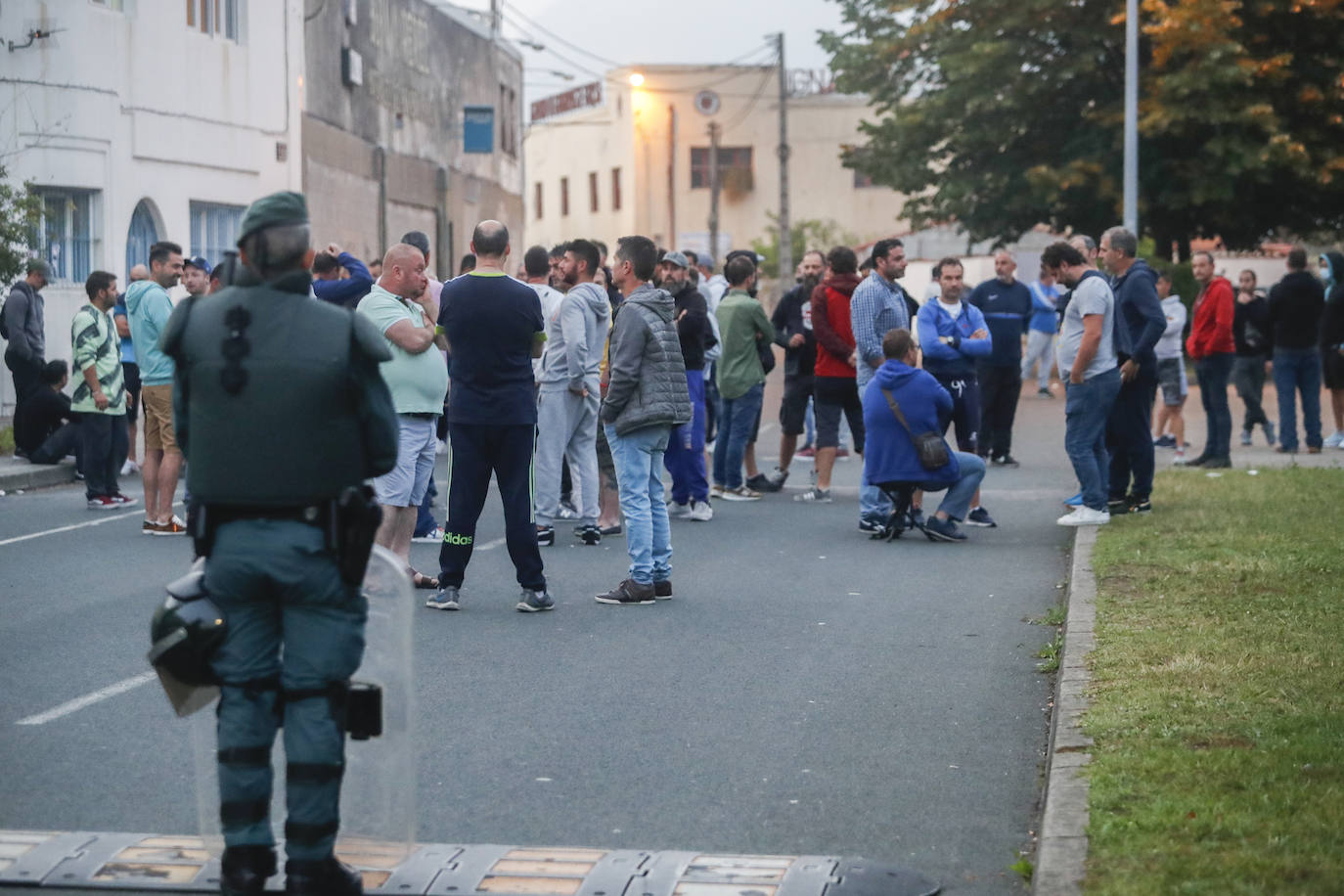 Fuerzas policiales controlan los accesos a las fábricas y los piquetes se concentran en las entradas, en un día sin incidentes y con mucha vigilancia.