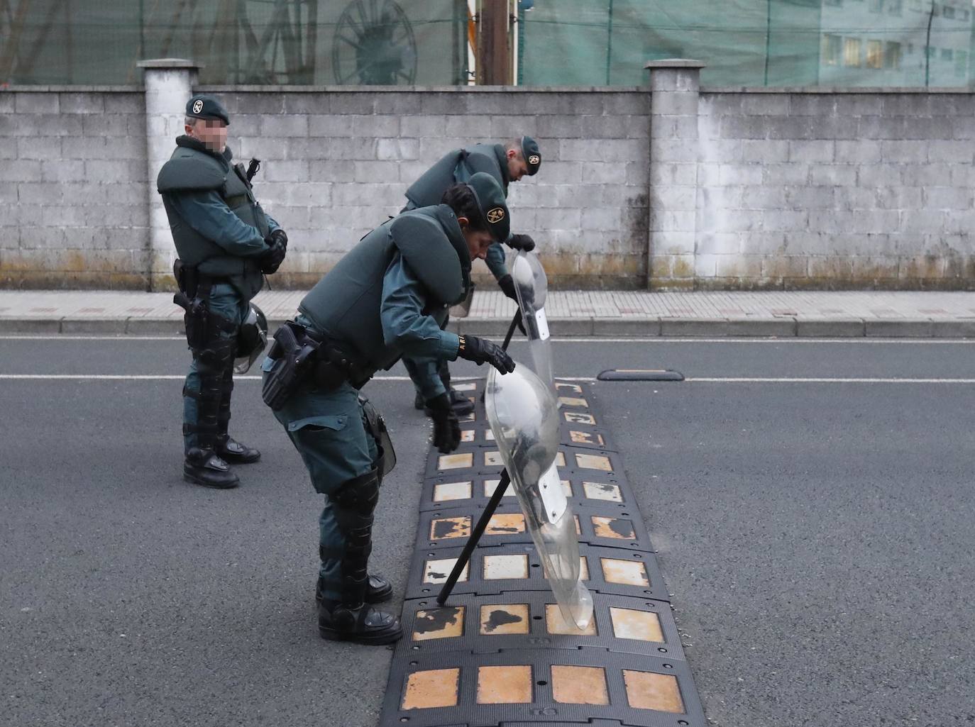 Fuerzas policiales controlan los accesos a las fábricas y los piquetes se concentran en las entradas, en un día sin incidentes y con mucha vigilancia.