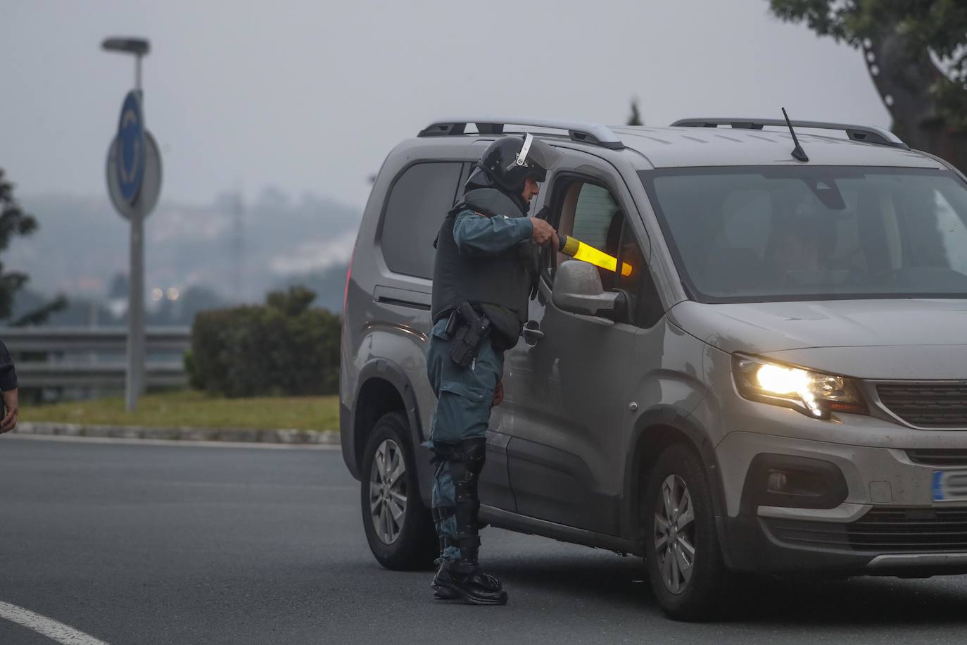 Fuerzas policiales controlan los accesos a las fábricas y los piquetes se concentran en las entradas, en un día sin incidentes y con mucha vigilancia.