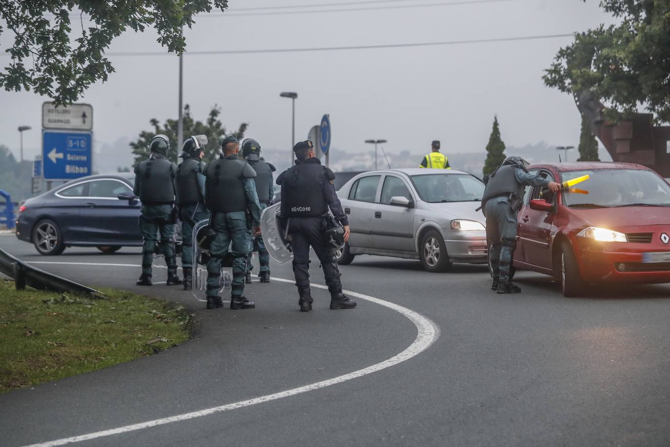 Fuerzas policiales controlan los accesos a las fábricas y los piquetes se concentran en las entradas, en un día sin incidentes y con mucha vigilancia.