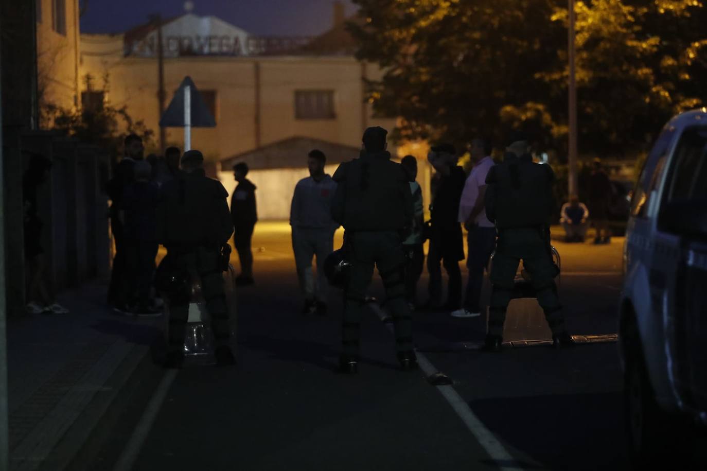 Fuerzas policiales controlan los accesos a las fábricas y los piquetes se concentran en las entradas, en un día sin incidentes y con mucha vigilancia.