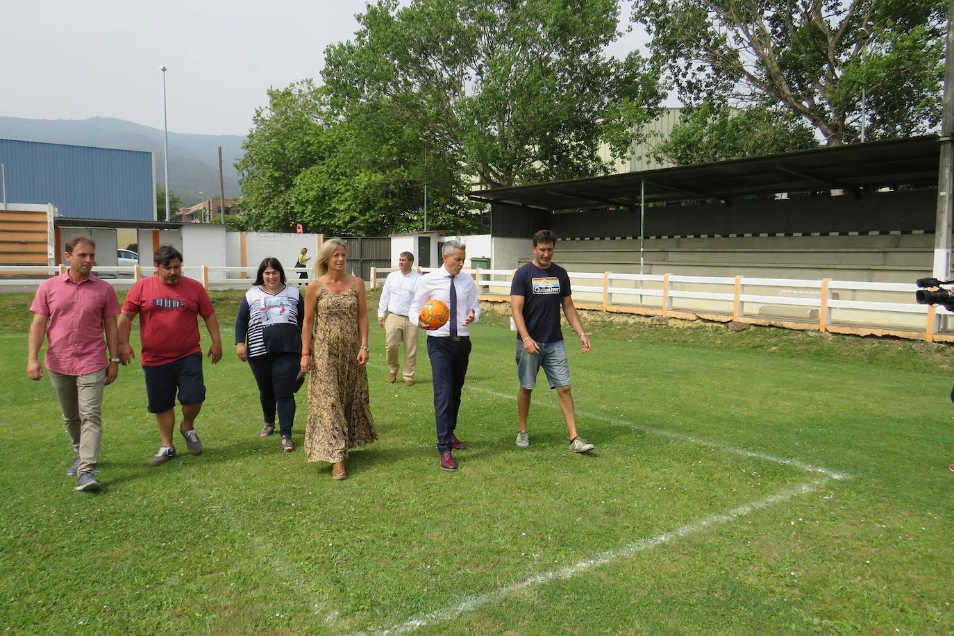 El vicepresidente, acompañado por la alcaldesa, los concejales y el presidente de la U.D Sámano, durante la visita 