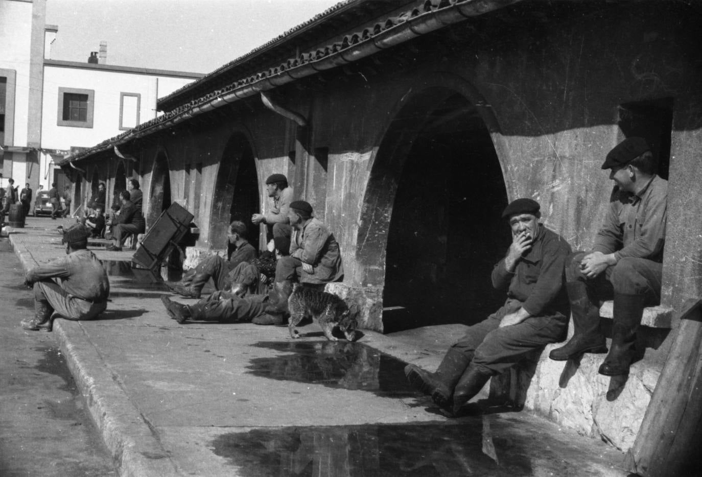 Pescadores junto a la lonja en el Puerto Pesquero de Santander, 1960-1965