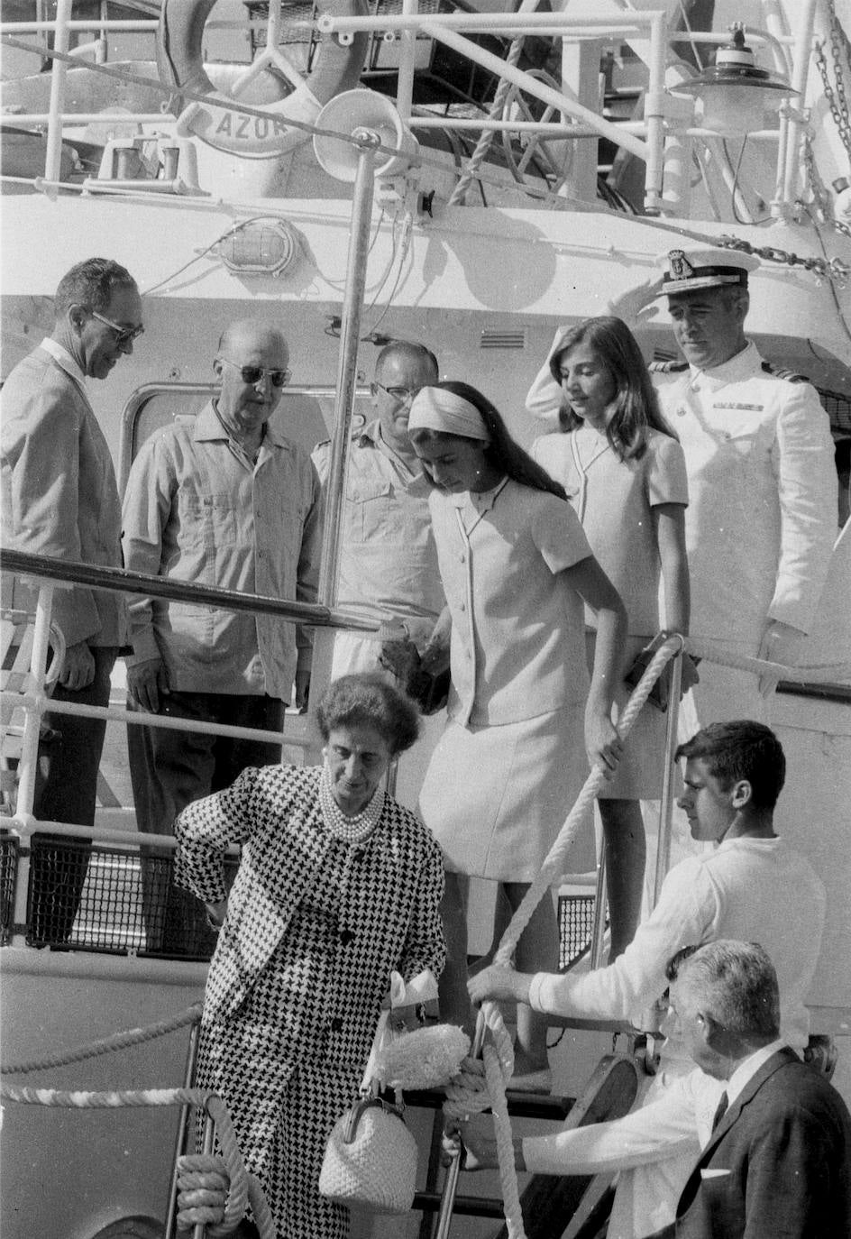 Visita a Santander de Francisco Franco y su familia a bordo del barco Azor. Momento del desembarco de Carmen Polo y Carmen, Mariola y Francisco Martínez-Bordiú en 1966.