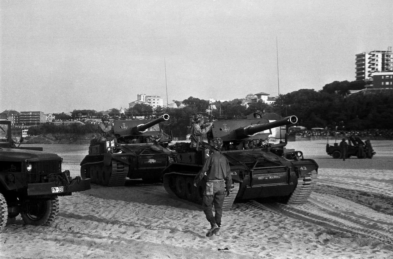 II Semana Naval. Tanques de Infantería de Marina durante el desembarco en la segunda playa del Sardinero, en 1968