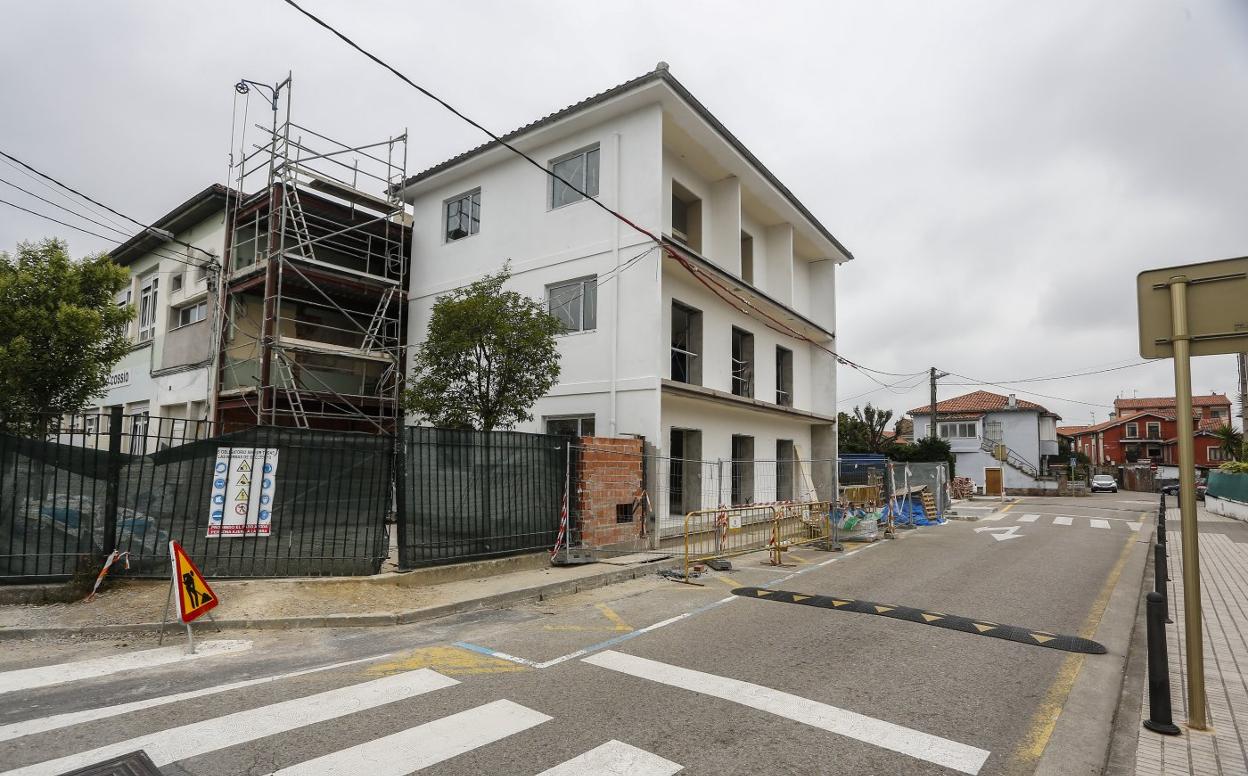 Estado actual de las obras del nuevo espacio cultural, este martes, junto al colegio Pancho Cossío de Sierrapando.