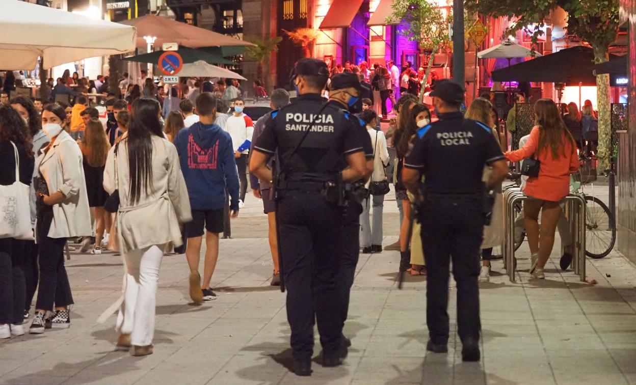 Una patrulla de la Policía Local de Santander vigila Cañadío, una de las zonas más saturadas los fines de semana y durante el verano. 