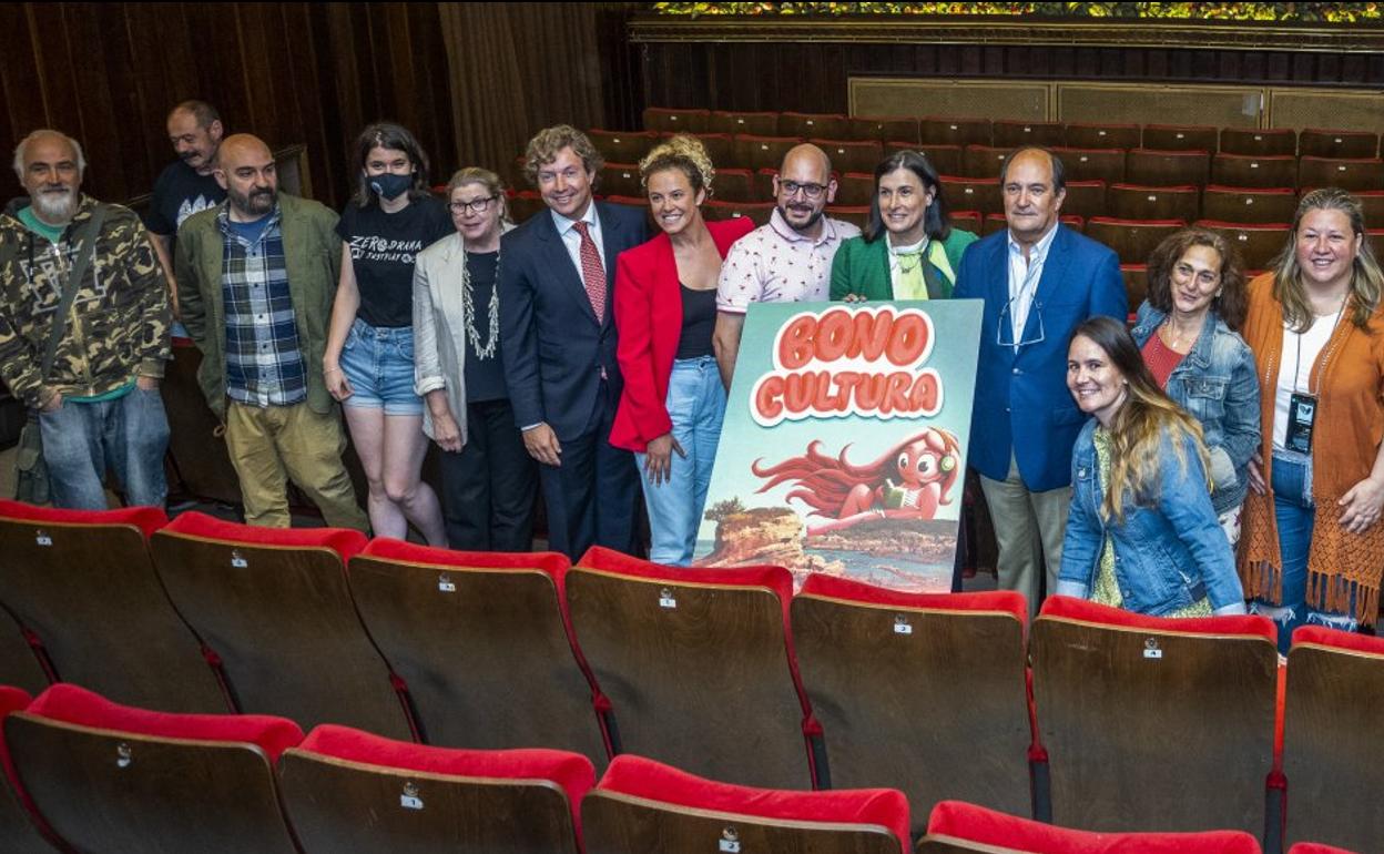 El Cine Los Ángeles acogió la puesta de largo. La alcaldesa de Santander, Gema Igual, presidió el acto junto a colaboradores y responsables de los espacios de la campaña.