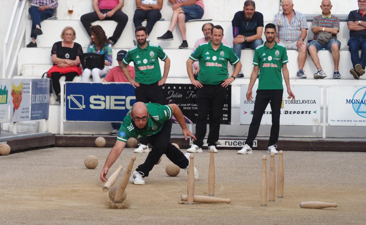 Jaime Ríos birla para Pontejos, con Cristian Velo, Juanjo González y Óscar Herrán al fondo del birle. 
