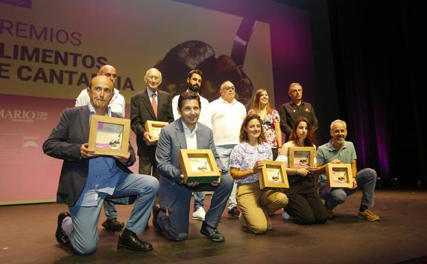 Los premiados de la noche posan con sus galardones, ayer, en el escenario del Teatro Concha Espina de Torrelavega, en la gala de Alimentos de Cantabria.