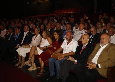 Imagen secundaria 1 - 1. Asistentes a la gala. | 2. Miguel Ángel Revilla durante su intervención.