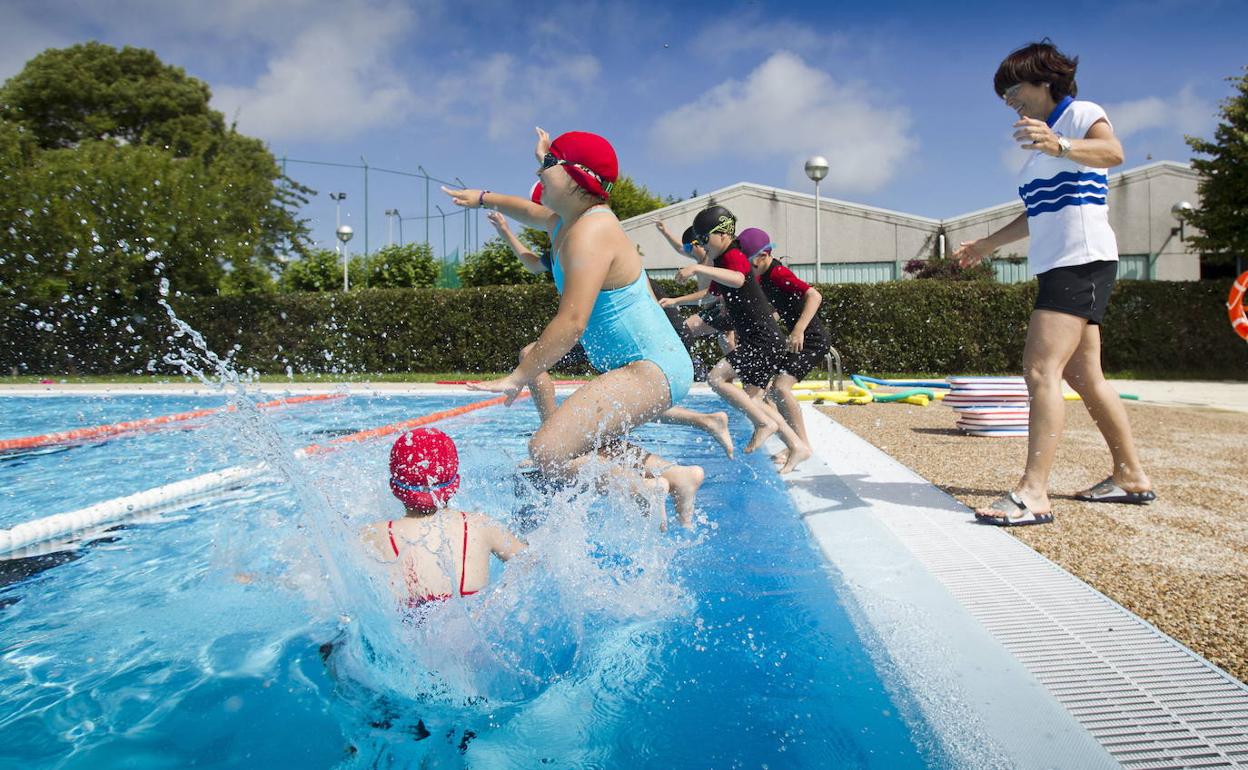 ¿Cómo debe repartir el IMD sus plazas para actividades de verano?