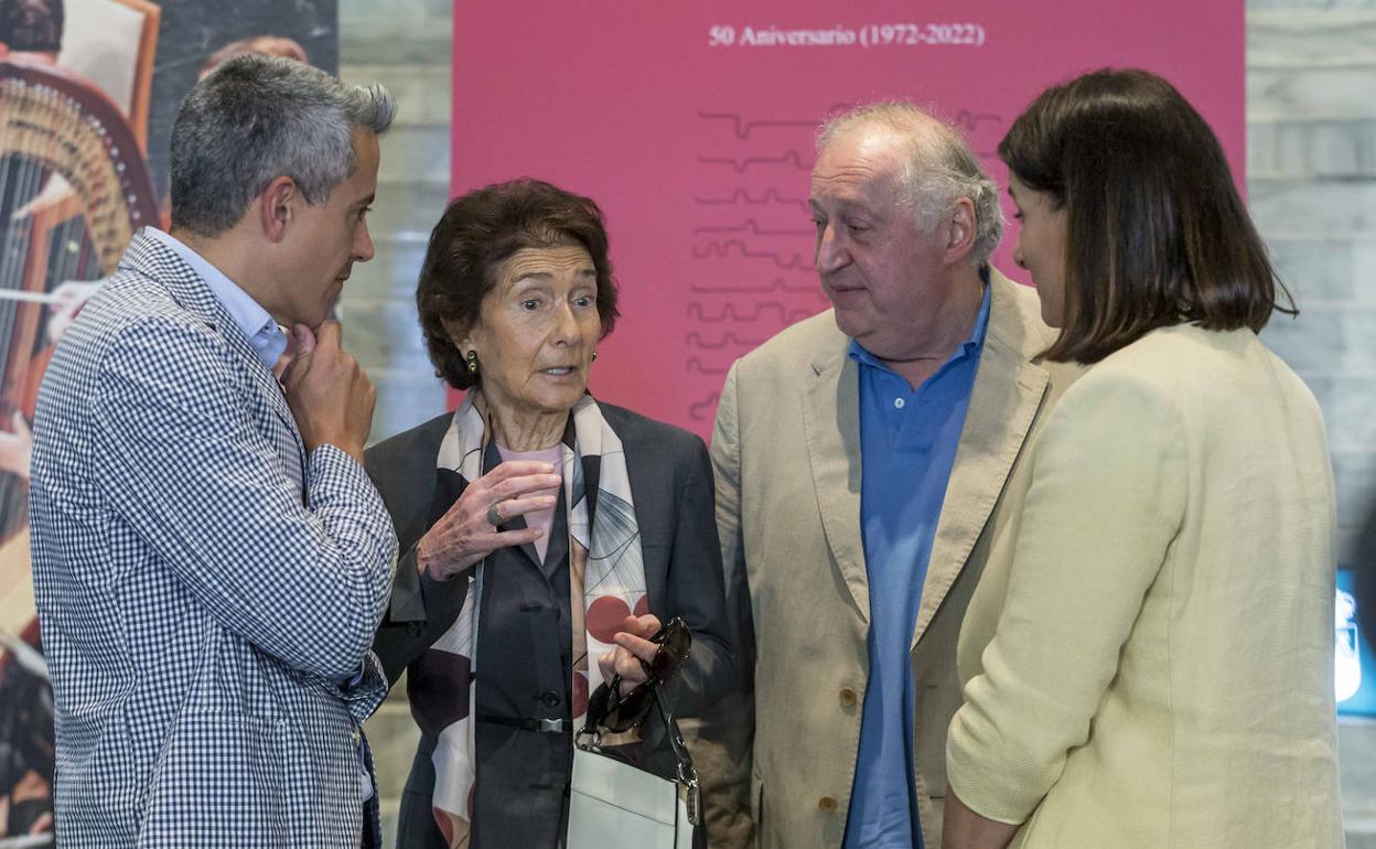 Pablo Zuloaga, Paloma O'Shea, Peter Csaba y Gema Igual, conversan antes de la presentación de la programación.