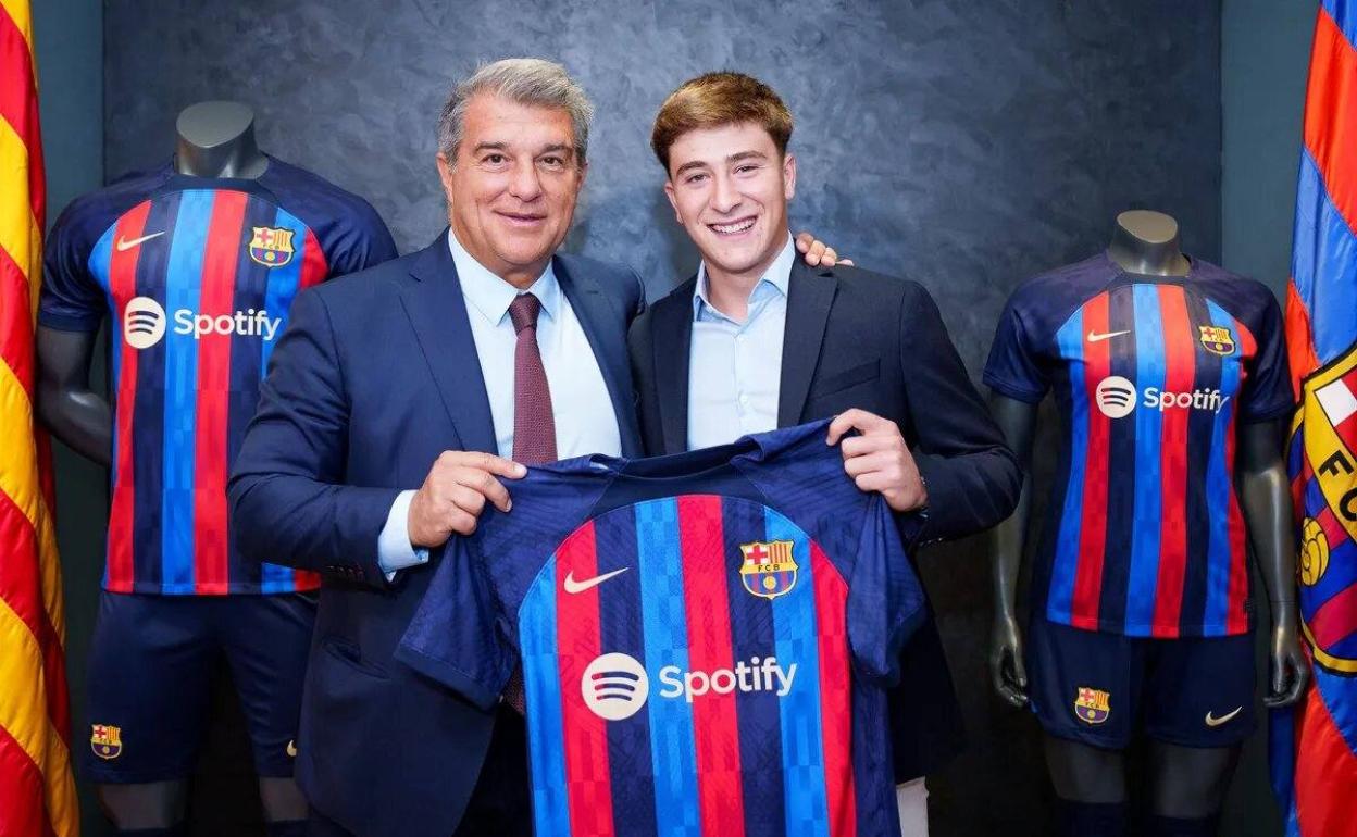 Joan Laporta y Pablo Torre sostienen la camiseta del Barcelona.