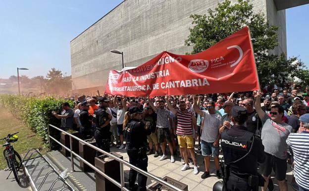 Los trabajadores siguen concentrados a las puertas de la Consejería con pancartas en las que exigen un «convenio digno» para el sector.