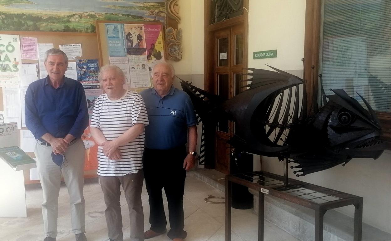 La escultura permecerá a la entrada del Ayuntamiento. 
