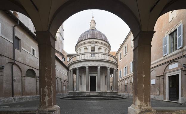 Vistas del templete de la Crucifixión del Apóstol San Pedro (hacia 1503-1505), diseñada por Bramante. 