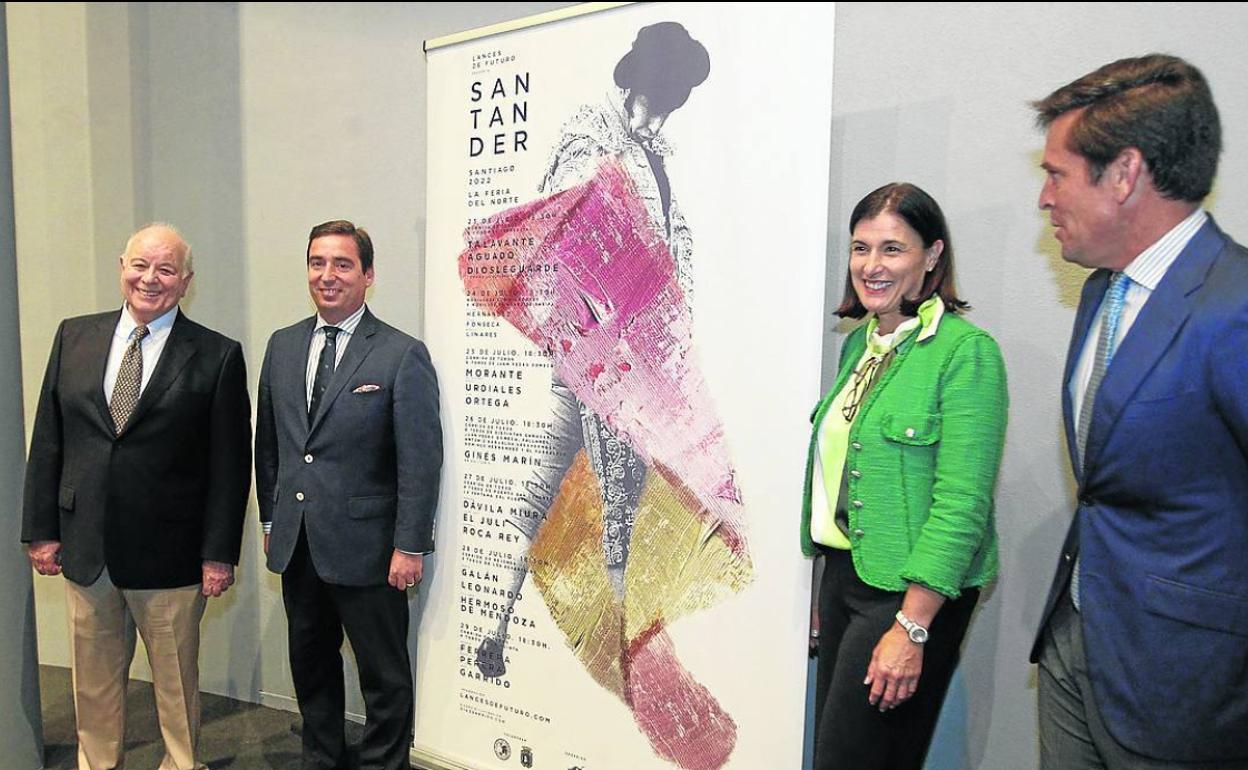 Indalecio Sobrino, José María Garzón, Gema Igual y Dávila Miura, con el cartel de la feria santanderina. 