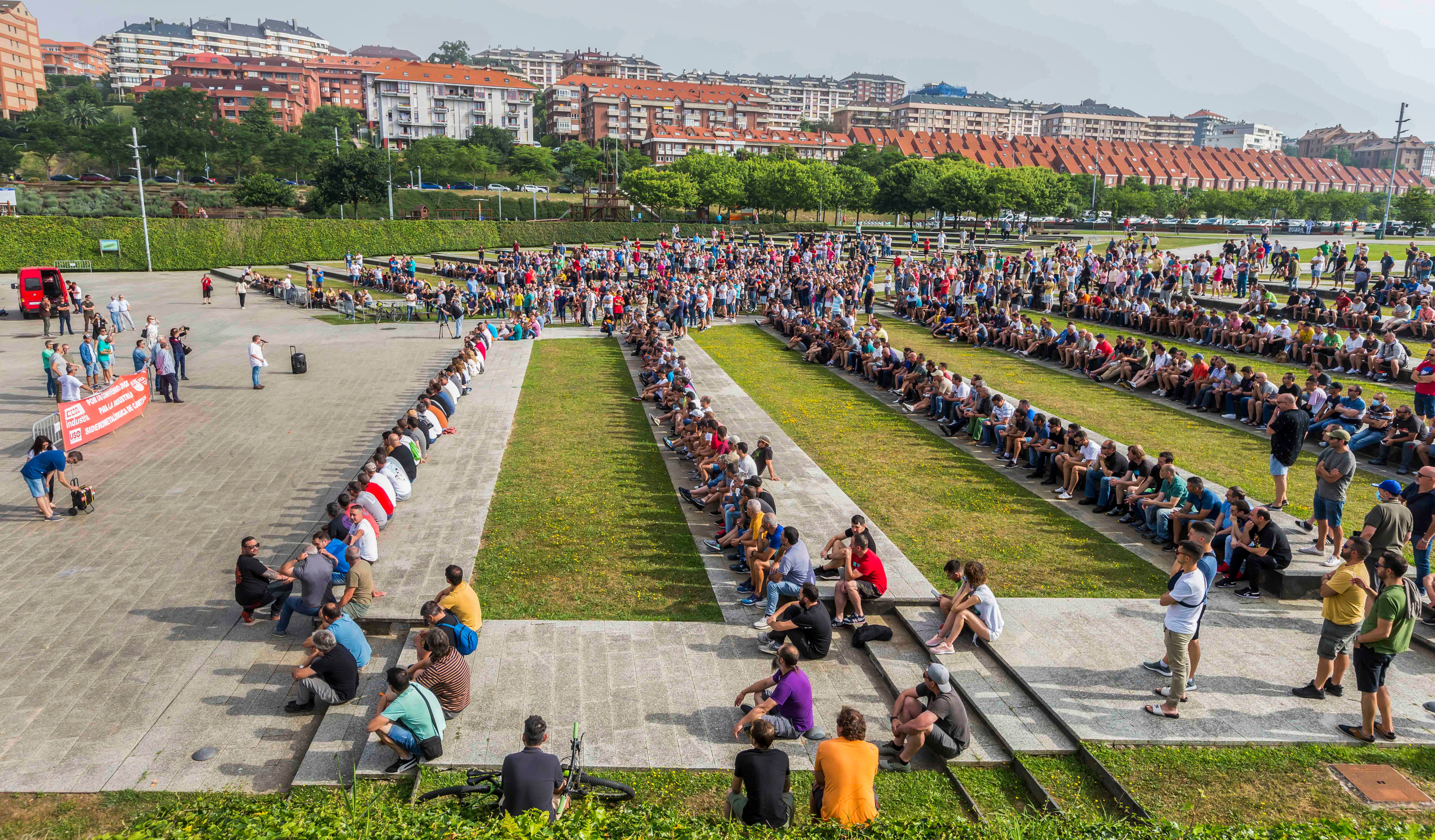 El parque de Las Llamas de Santander ha acogido este miércoles una multitudinaria asamblea de los trabajadores del metal en Cantabria en la decimocuarta jornada de huelga y horas antes de la manifestación de esta tarde (18.00 horas). 