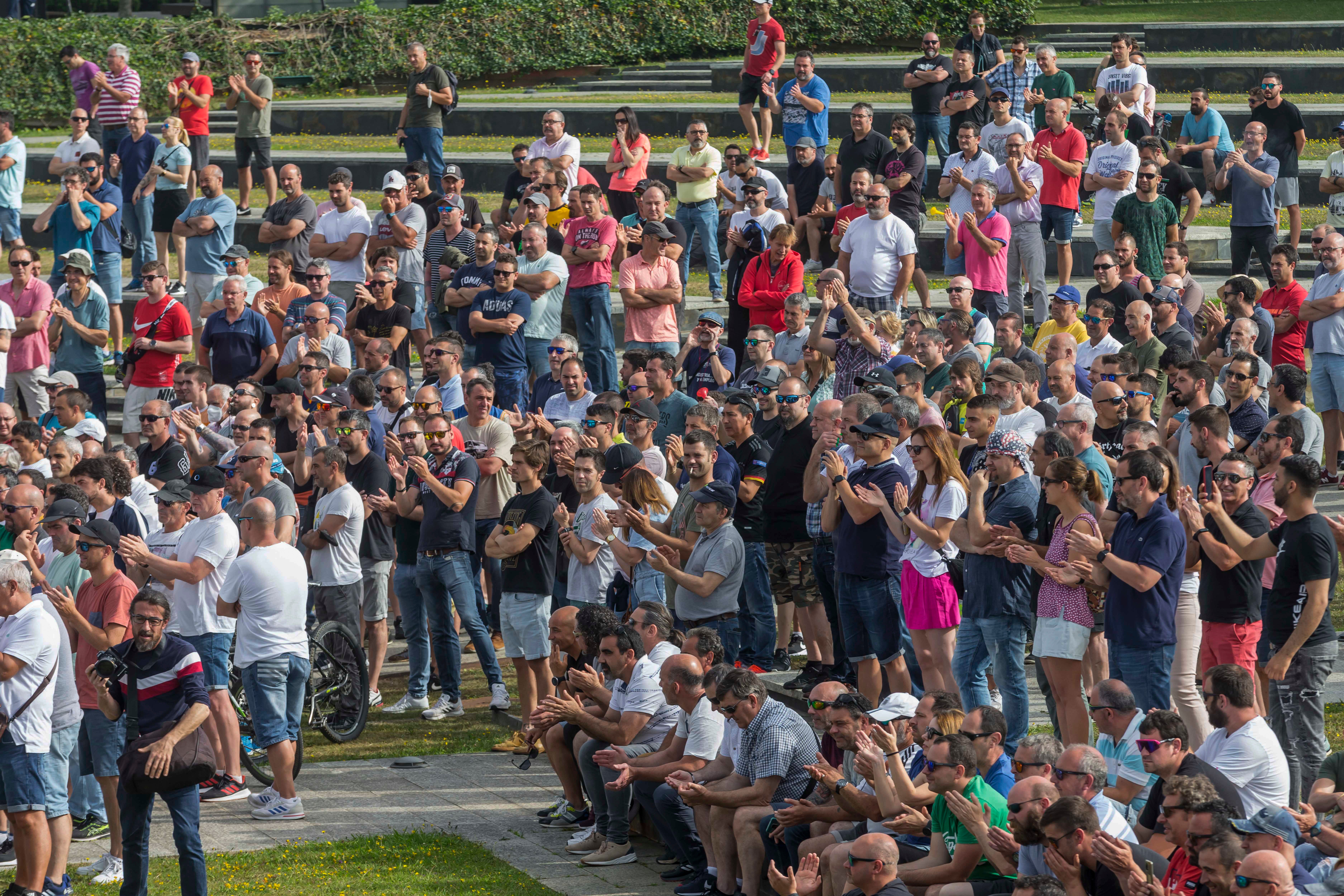 El parque de Las Llamas de Santander ha acogido este miércoles una multitudinaria asamblea de los trabajadores del metal en Cantabria en la decimocuarta jornada de huelga y horas antes de la manifestación de esta tarde (18.00 horas). 