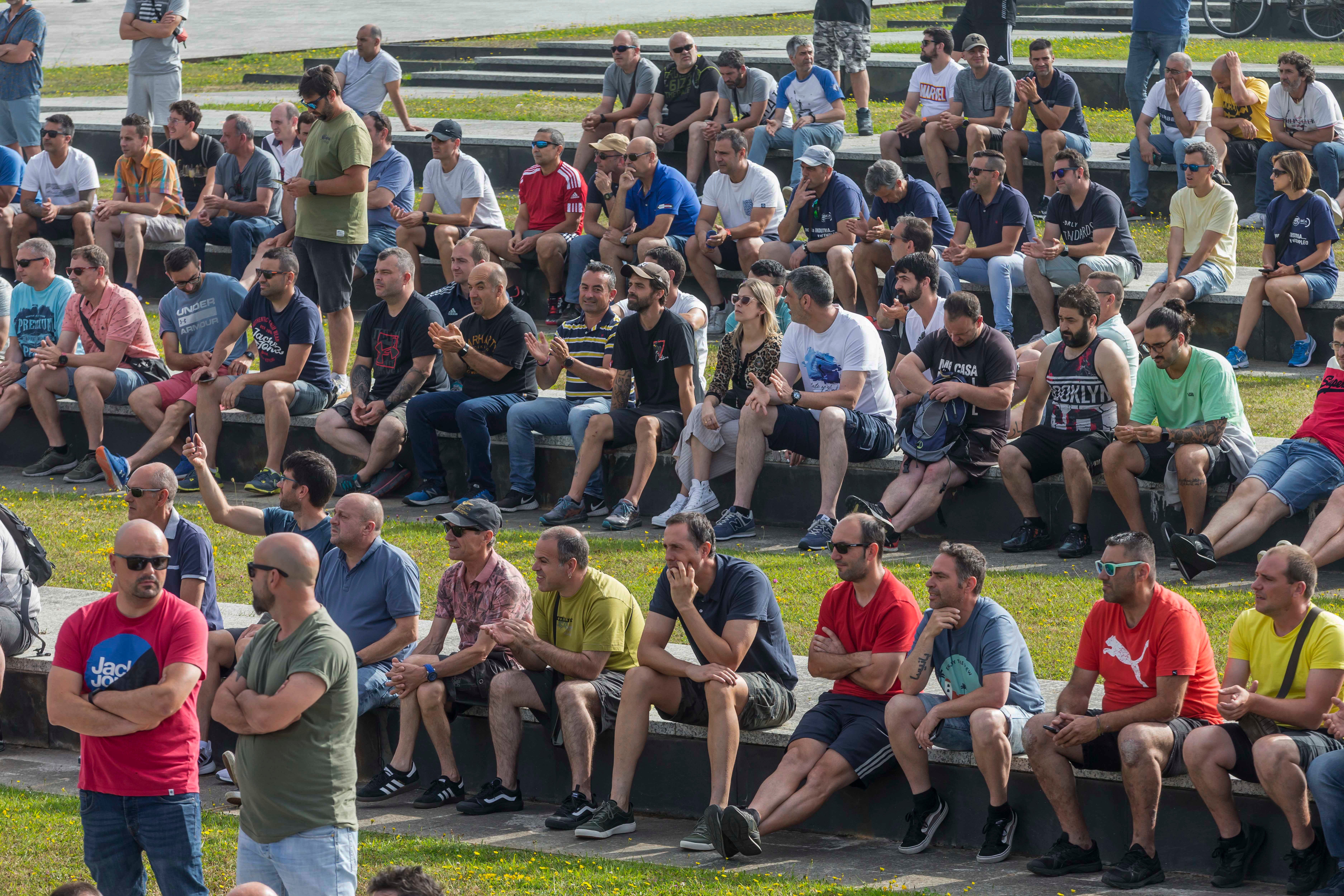 El parque de Las Llamas de Santander ha acogido este miércoles una multitudinaria asamblea de los trabajadores del metal en Cantabria en la decimocuarta jornada de huelga y horas antes de la manifestación de esta tarde (18.00 horas). 