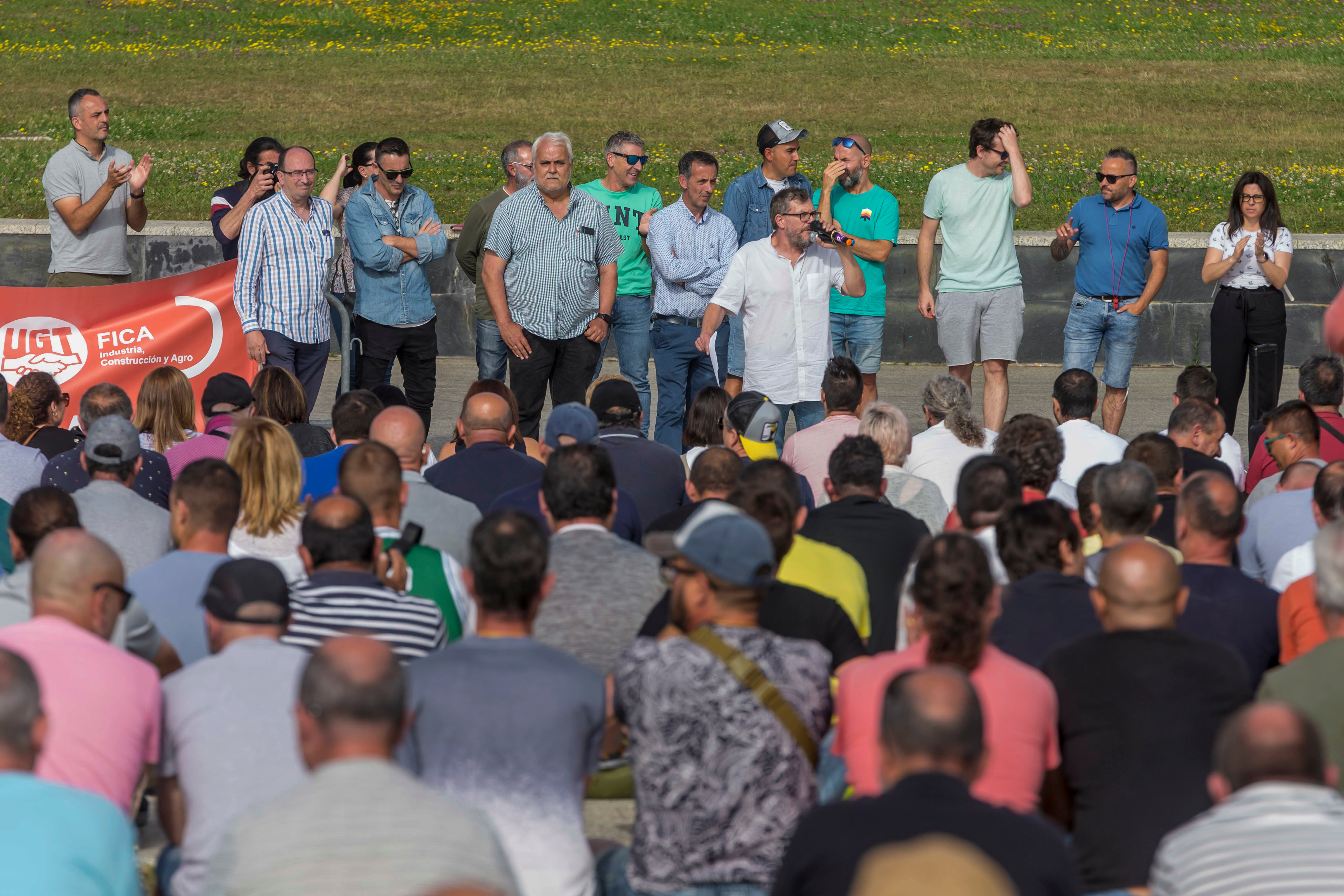 El parque de Las Llamas de Santander ha acogido este miércoles una multitudinaria asamblea de los trabajadores del metal en Cantabria en la decimocuarta jornada de huelga y horas antes de la manifestación de esta tarde (18.00 horas). 