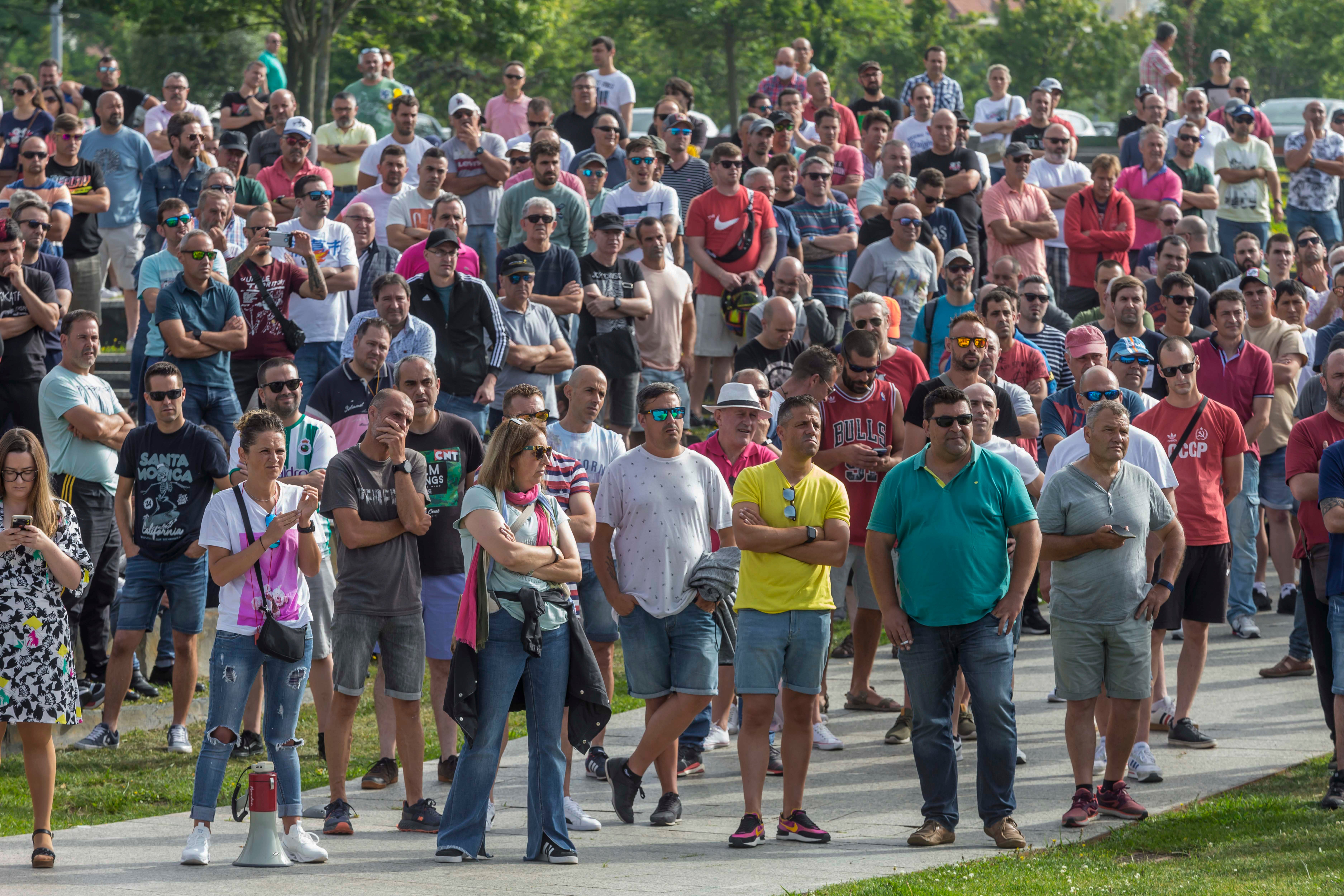 El parque de Las Llamas de Santander ha acogido este miércoles una multitudinaria asamblea de los trabajadores del metal en Cantabria en la decimocuarta jornada de huelga y horas antes de la manifestación de esta tarde (18.00 horas). 