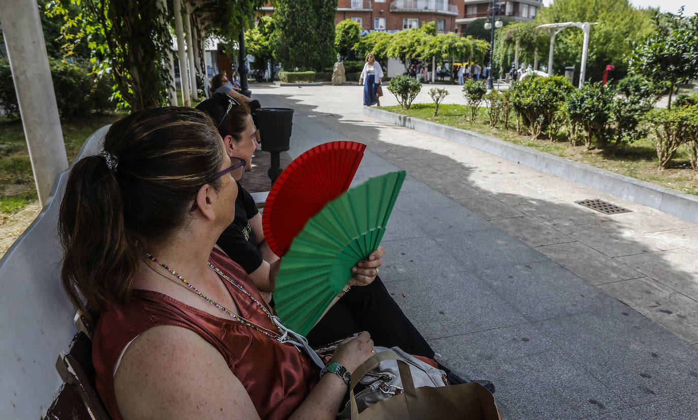 En solo cuatro horas, la temperatura de Torrelavega subió más de diez grados. Antes de las doce del mediodía los termómetros ya rondaban los 30º, en este jueves sofocante en toda la región.