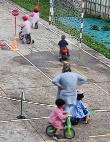 Imagen secundaria 2 - Las actividades les llevaron hasta la explanada del Puntal. Los más pequeños también tuvieron sus clases 