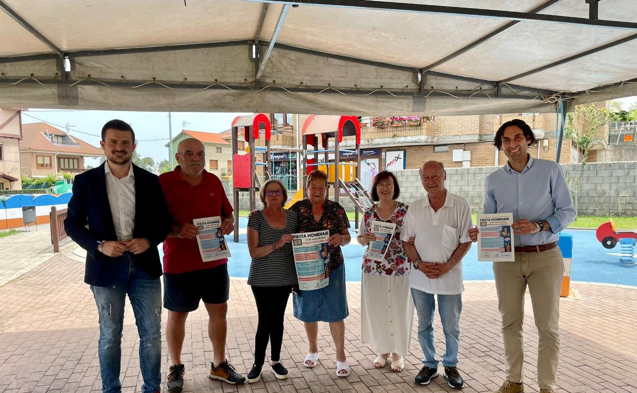 Miembros de la Asociación Bellavista junto al alcalde, Javier Fernández Soberón, y el pedáneo de Guarnizo, Alejandro Hoz.