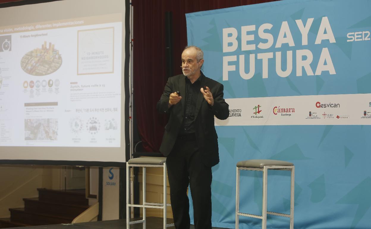 Carlos Moreno comparte su ponencia, este jueves, durante al acto organizado por la Cadena Ser en el Casino de Solvay (Torrelavega). 