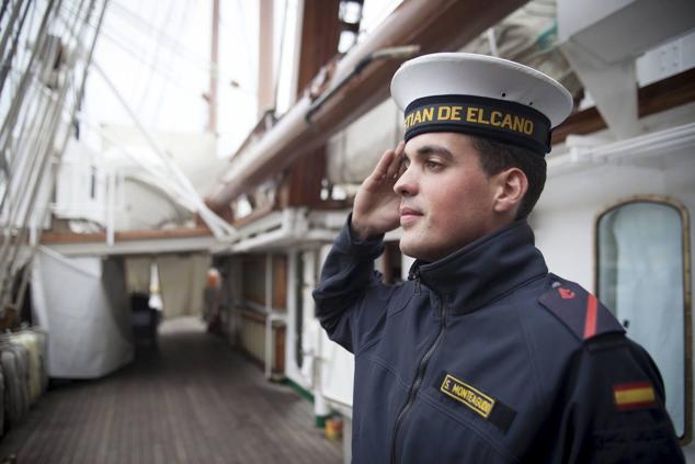 El buque escuela Elcano se dispone a partir hacia Galicia.