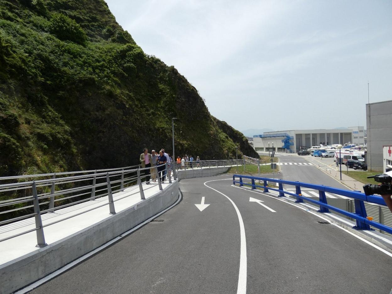 Las autoridades regionales y laredanas acceden a la azotea del aparcamiento por la pasarela peatonal.