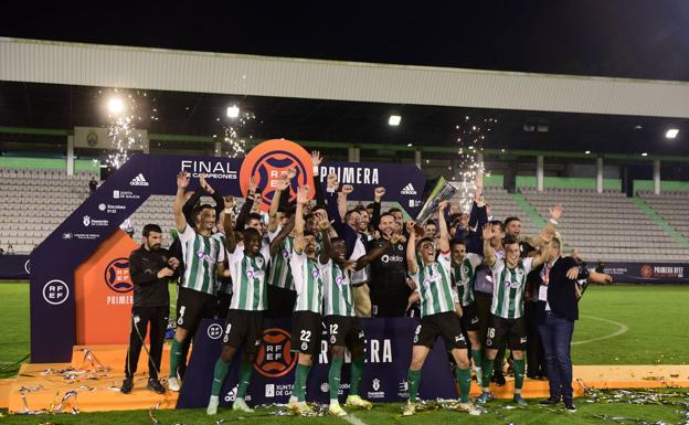 El Racing alza la Copa de Campeones en Ferrol. 