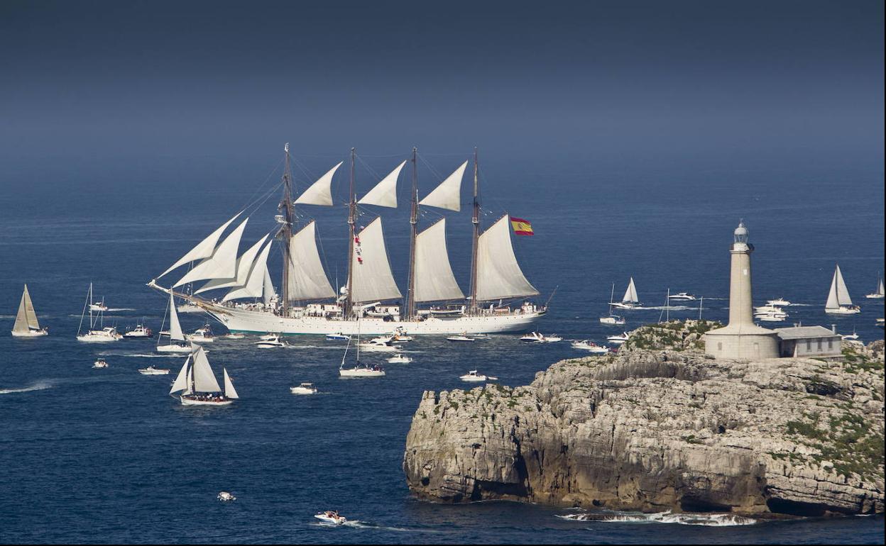 Imagen del buque escuela de la Armada, 'Juan Sebastián Elcano' en su visita de 2013 a Cantabria.