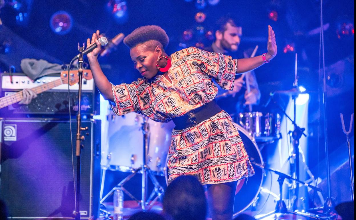 Maika Sitte es la voz de Freedonia, banda de música soul y funk que cerrará la Feria del Libro. 