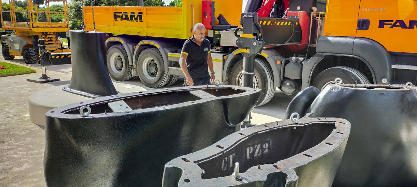 Comienza a instalarse junto a la fachada Sur del Palacio de la Magdalena la escultura gigante 'Carlota', de Jaume Plensa. El montaje de la pieza, de 2.580 kilos y 4,5 metros de altura, se prolongará durante esta jornada. 