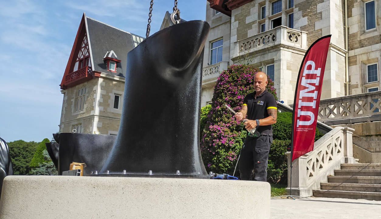 Comienza a instalarse junto a la fachada Sur del Palacio de la Magdalena la escultura gigante 'Carlota', de Jaume Plensa. El montaje de la pieza, de 2.580 kilos y 4,5 metros de altura, se prolongará durante esta jornada. 