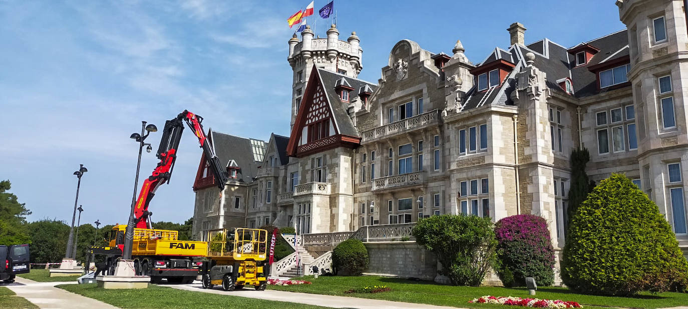 Comienza a instalarse junto a la fachada Sur del Palacio de la Magdalena la escultura gigante 'Carlota', de Jaume Plensa. El montaje de la pieza, de 2.580 kilos y 4,5 metros de altura, se prolongará durante esta jornada. 