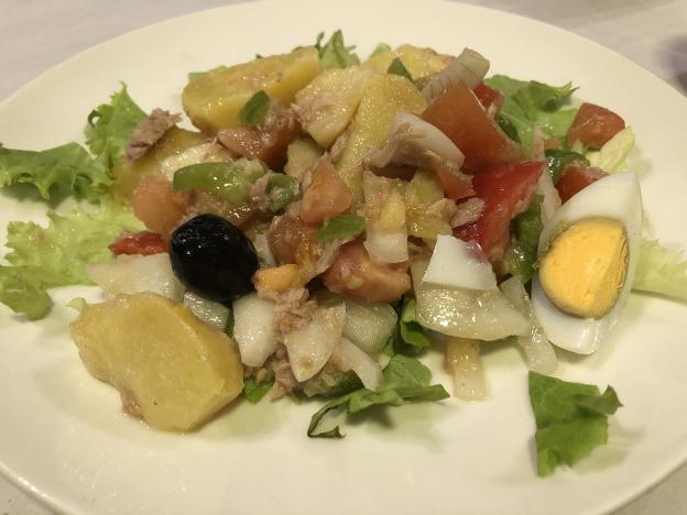 Periñaca con lechuga y tomate de la huerta. dm