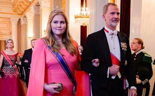 El rey Felipe llegó al salón que acogía la celebración del brazo de Amalia de los Países Bajos.