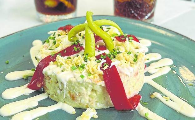 Ensaladilla rusa con los vermuts. 