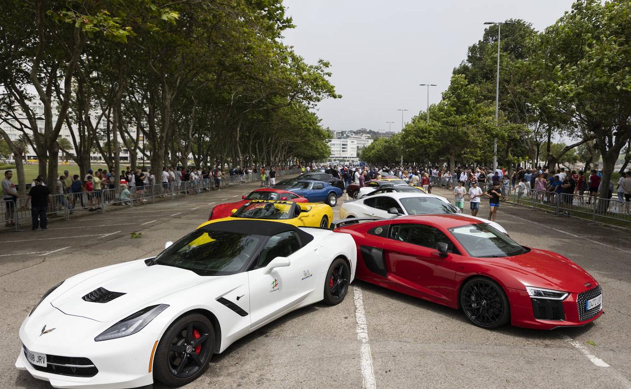 Cerca de 70 coches de lujo han desfilado esta mañana por El Sardinero. 