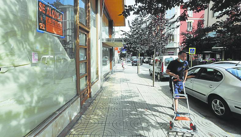 Un repartidor en la calle Ruiz Tagle, de Torrelavega. 