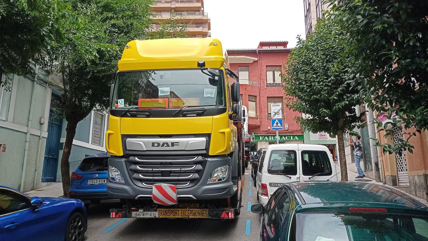 Fotos: Un trailer atasca la calle Cisneros de Santander